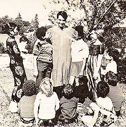 Jones w otoczeniu dzieci. Zdjęcie z 1972 roku. Widać na nim, poza Jonesem, 11 osób. Sześć lat później siedem z nich zostało zamordowanych w Jonestown